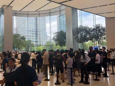 iPhone17發(fā)售首日現(xiàn)排隊潮：黃牛加價、取貨延遲，為何仍受追捧？