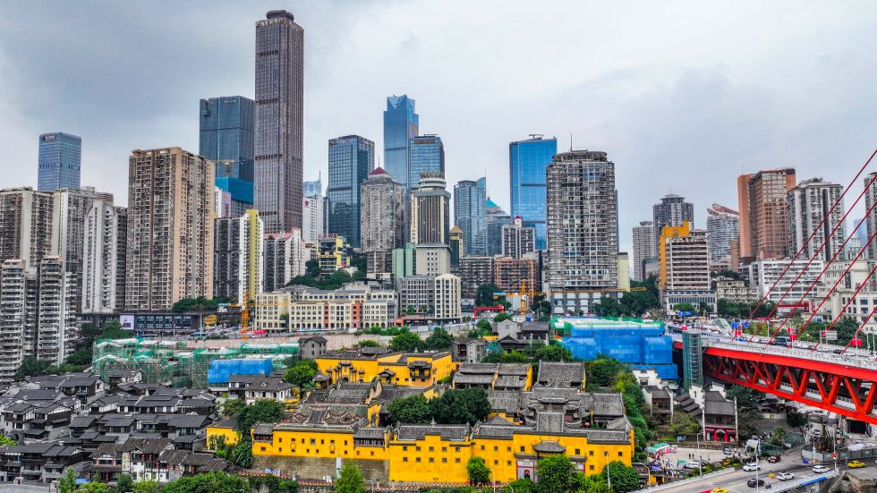 這是2025年10月3日拍攝的重慶湖廣會館及其周邊城市風光(無人機照片)。 新華社記者 王全超 攝