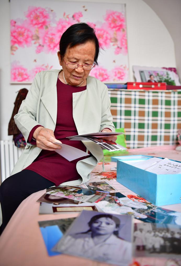 2018年4月29日，路生梅在家中翻看她年輕時候的照片。新華社記者 邵瑞 攝