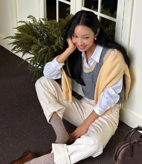 針織衫秋季減齡感穿搭怎么搭(針織衫這么穿時髦好看顯年輕)