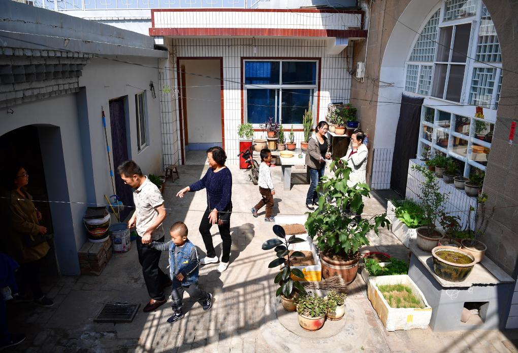 2018年4月29日，在路生梅（右一）的家中，帶孩子來看病的家長絡繹不絕。新華社記者 邵瑞 攝