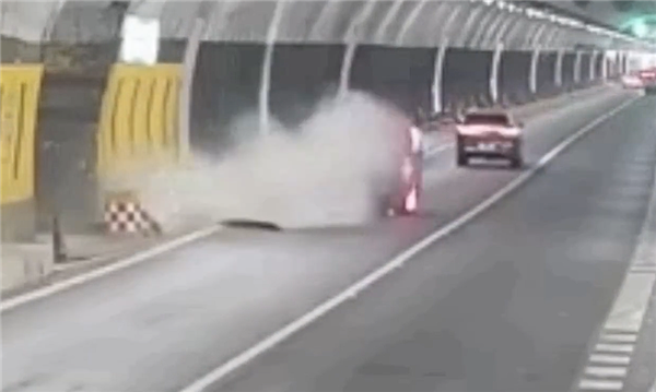 隧道內轎車突然上墻四輪朝天 司機:當時正牽著老婆的手