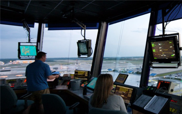 特朗普喊話所有空管員立即返崗 建議停擺期間未請假的發(fā)1萬美元獎金