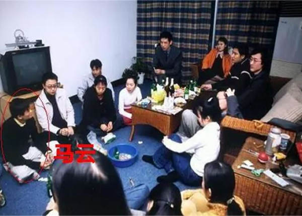 那個坐在馬云身邊的白衣少年，扛起了阿里云的未來 阿里云 科技大佬 站長故事 第1張