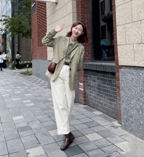 陳都靈粽子褲配白T恤好看嗎(秋冬粽子褲搭配啥外套時尚保暖)