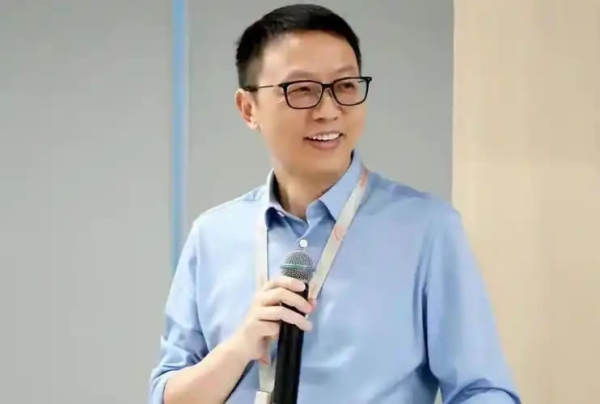 那個坐在馬云身邊的白衣少年，扛起了阿里云的未來 阿里云 科技大佬 站長故事 第8張