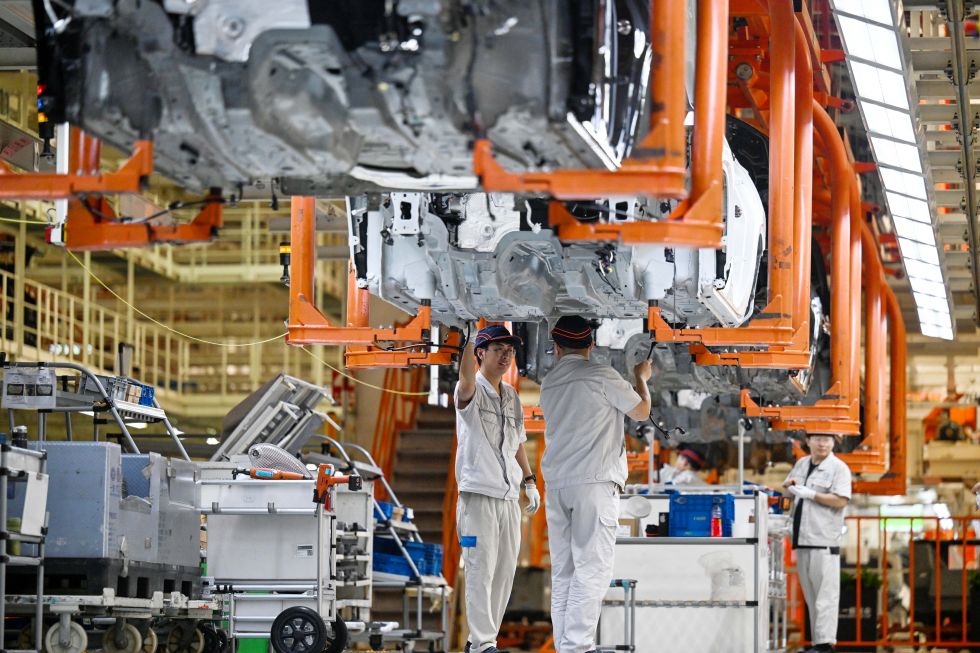 2025年7月7日,工作人員在天津經(jīng)濟(jì)技術(shù)開發(fā)區(qū)一汽-大眾華北基地總裝車間裝配車輛。新華社記者 趙子碩 攝