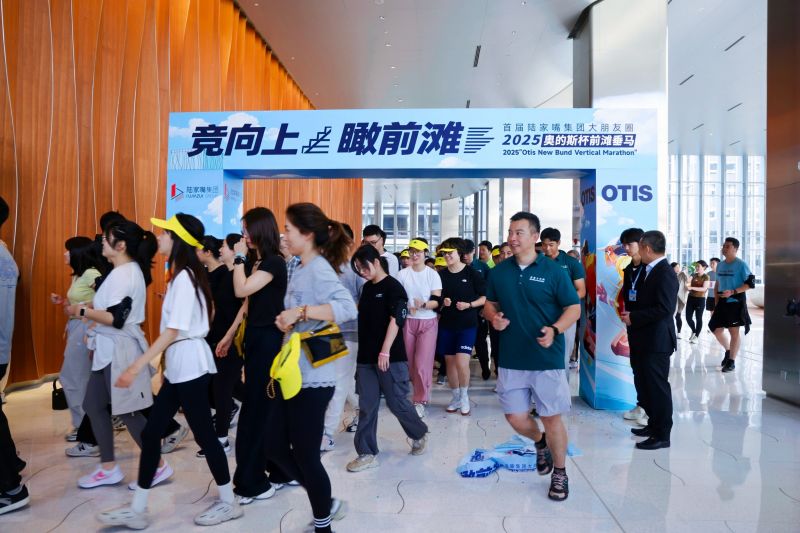 參賽隊員們出發(fā)了