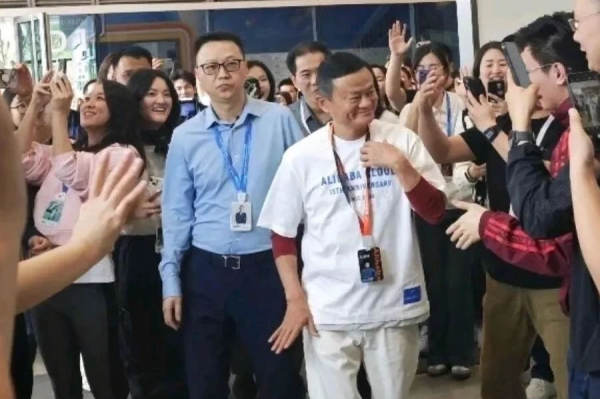 那個坐在馬云身邊的白衣少年，扛起了阿里云的未來 阿里云 科技大佬 站長故事 第5張