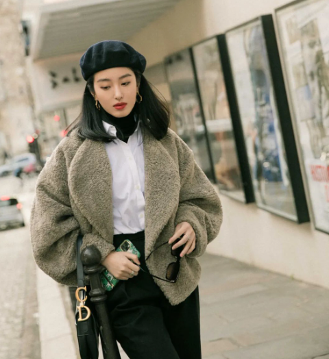 楊冪馬甲搭裙子優雅開啟10月(馬甲配褲子高級時髦還顯瘦)