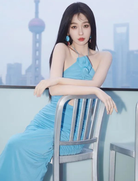 虞書欣穿藍裙子清新時尚(秋季穿藍裙子配什么外套好看2025)