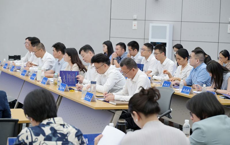 研討的主題是邁向形神兼備的現代化都市圈。