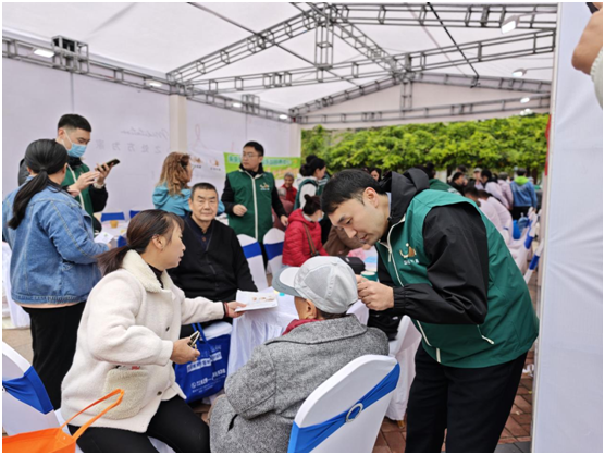 重陽暖敘歲月情長 未央?yún)^(qū)養(yǎng)老便民集市溫情開市