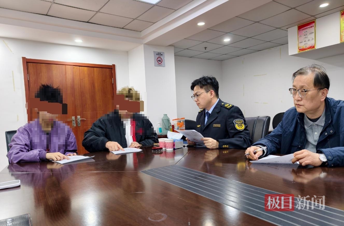 涉事雙方（左一、左二）達成調解協議