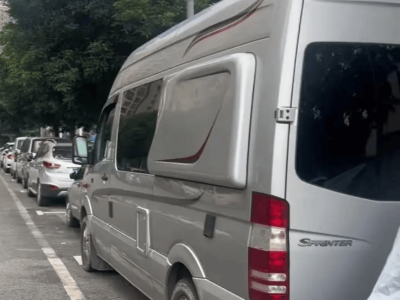 信任與善意交織：郭先生借百萬奔馳，莫先生感恩共譜暖心篇章