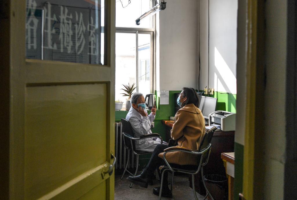 路生梅在佳縣人民醫院坐診(2022年11月16日攝)。新華社記者 鄒競一 攝