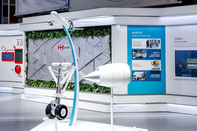 港機集團現場展示飛機模型及由3D打印技術制作的飛機部件模型。