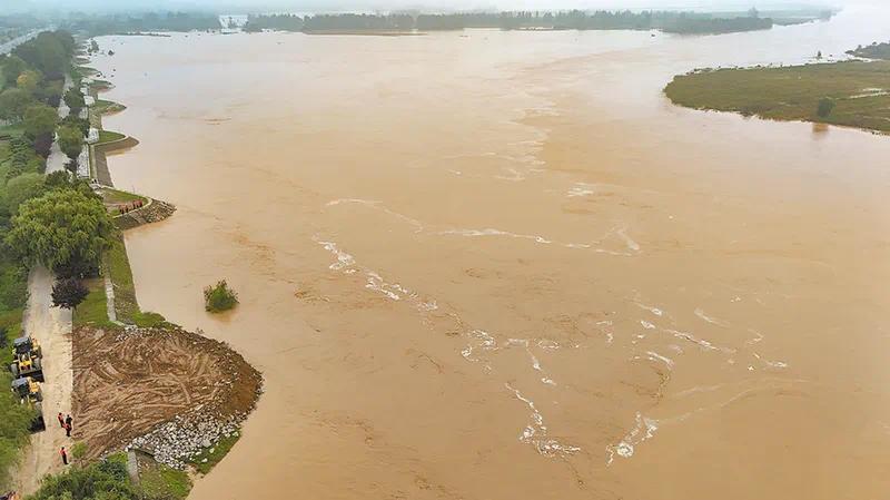 渭南市全力應(yīng)對(duì)渭河1號(hào)洪水