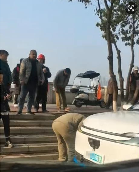 株洲一無人駕駛汽車撞倒路人 當(dāng)?shù)兀航痪途茸o(hù)車已到現(xiàn)場(chǎng)處理