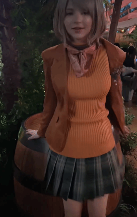 礙事梨體模再COS“自己”：看見木桶必須坐上去！